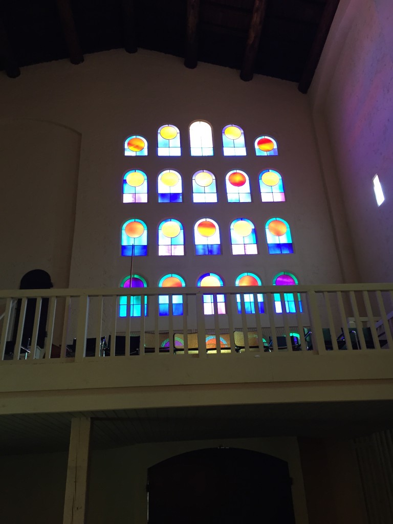 25 Buntglasfenster von Victor Vasarely: von der Morgen- bis zur Abenddämmerung
