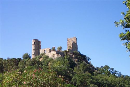 castle-ruins-grimaud