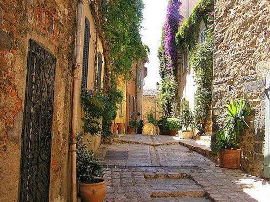 One of the typical Grimaud alleys