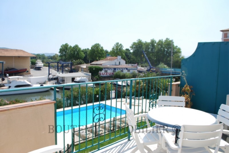 For sale: duplex in Port Grimaud Sud with access to a private swimming pool. €297,000