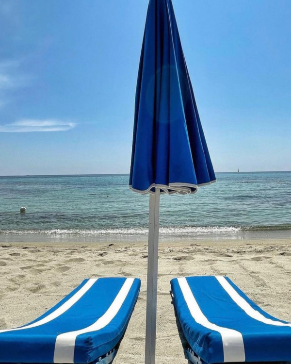 Plein Fond De Plage De Sunbathers De Sac Accessoire Photo stock - Image du  bleu, chapeau: 57815978